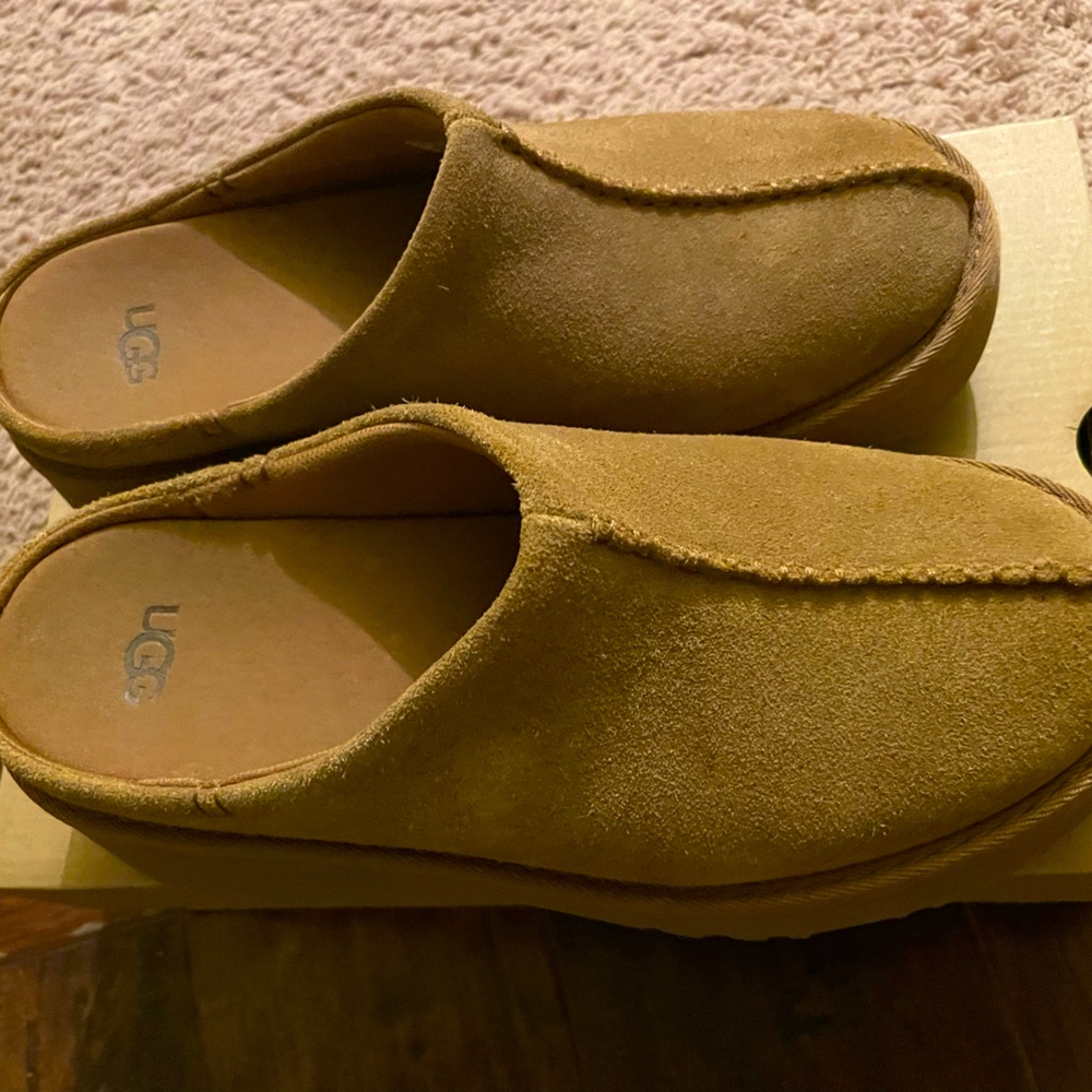 UGG size 8 New height clog like New in box